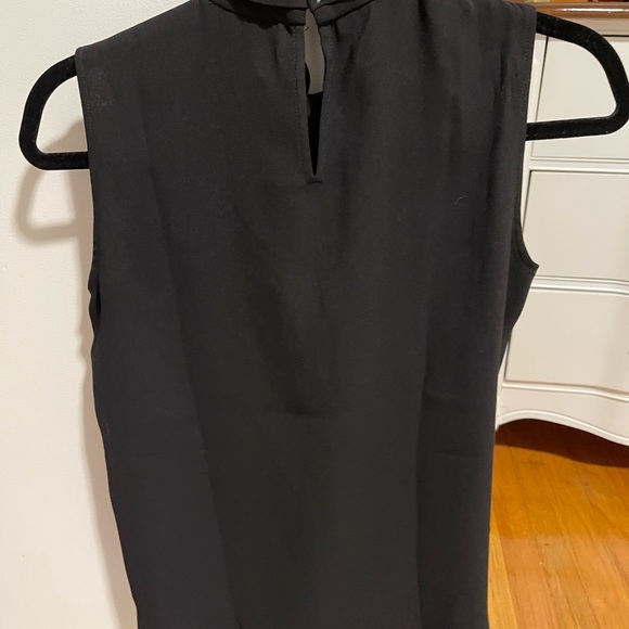 ⭐️ NWOT - Ann Taylor High Neck Draped Shell - SIZE XS - Picture 3 of 5